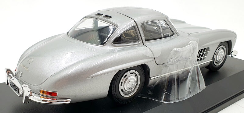 Minichamps 1/18 Scale 110 037210 - Mercedes-Benz 300 SL W198 1955 - Silver