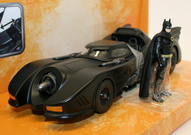 Jada 1/24 Scale Model Car 98260 - 1989 Batman Movie DC Batmobile & Batman Figure
