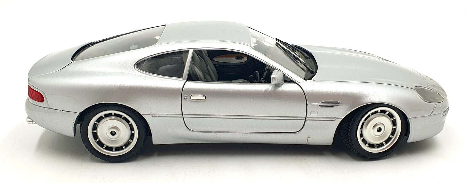 Guiloy 1/18 Scale Diecast 22426H - Aston Martin DB7 - Silver