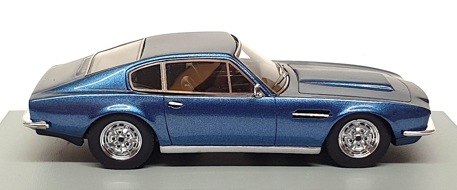 Spark Model 1/43 Scale S0574 - 1969 Aston Martin DBS V8 - Salisbury Blue