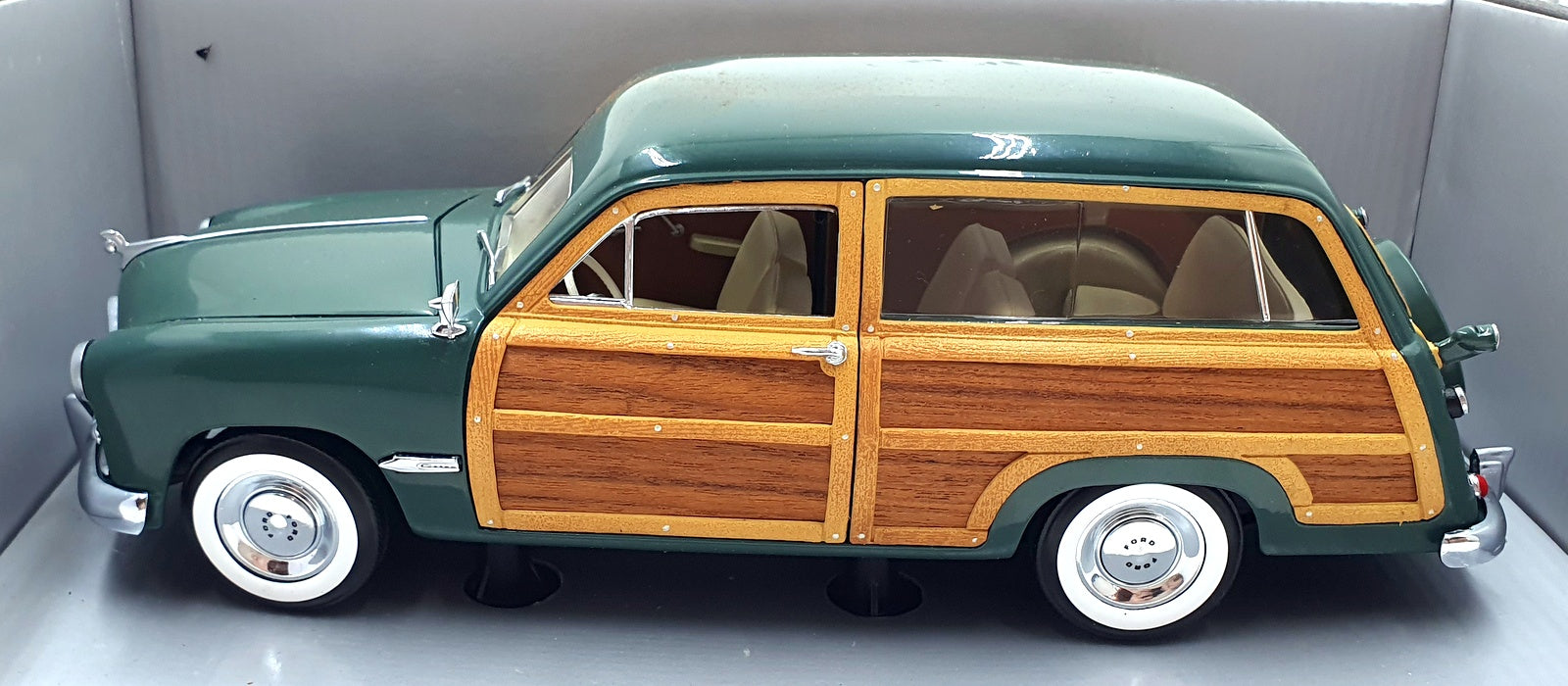 Motor City Classics 1/18 Scale 31003 1949 Ford Woody Station wagon Meadow Green