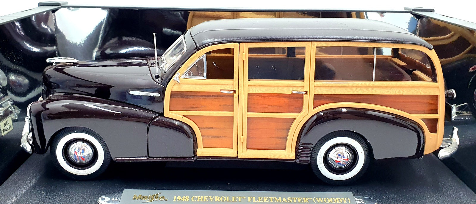 Maisto 1/18 Scale 36854 - 1948 Chevrolet Fleetmaster (Woody) Burgundy