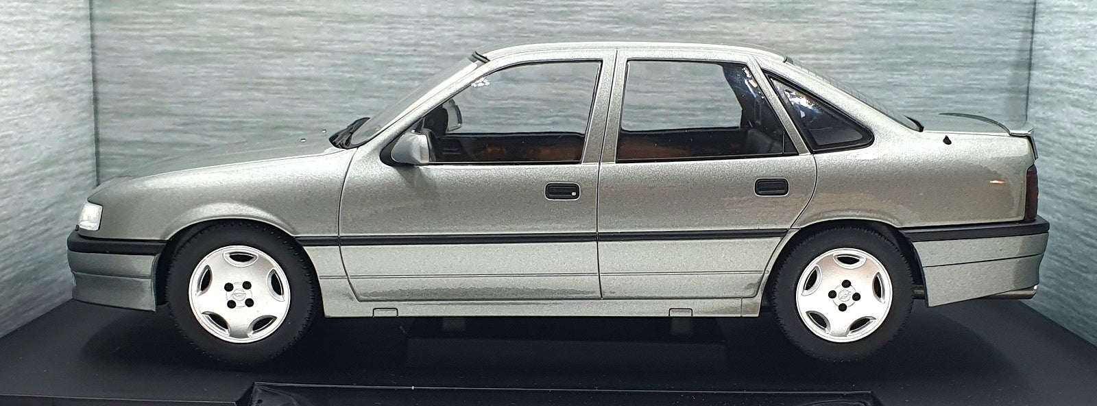 Model Car Group 1/18 Scale MCG18462 - Opel Vectra A2000 - Met. Grey