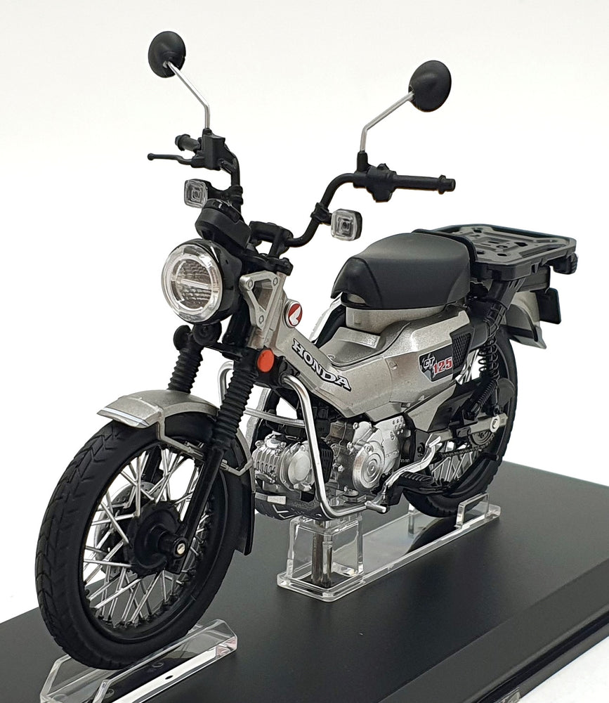 Aoshima 1/12 Scale 11225-4000 - Honda CT125 Motorbike - Silver