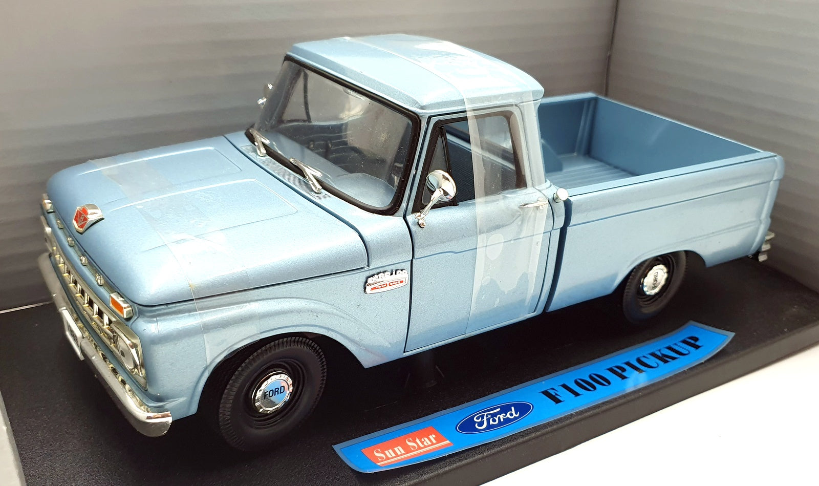 Sun Star 1/18 Scale Diecast 1272 - 1965 Ford F100 Twin Beam - Met Blue
