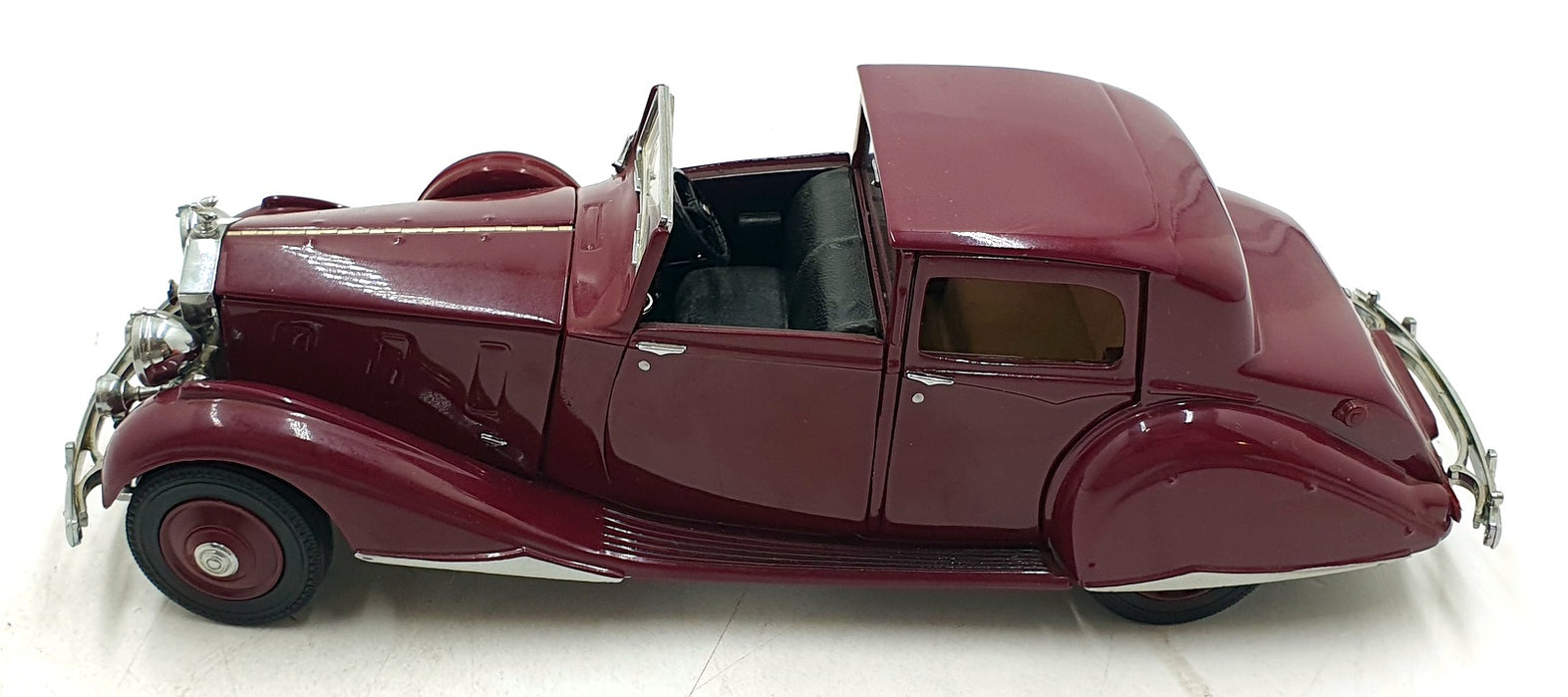 Danbury Mint 1/24 Scale 9126B - 1938 Rolls Royce Phantom III - Burgundy