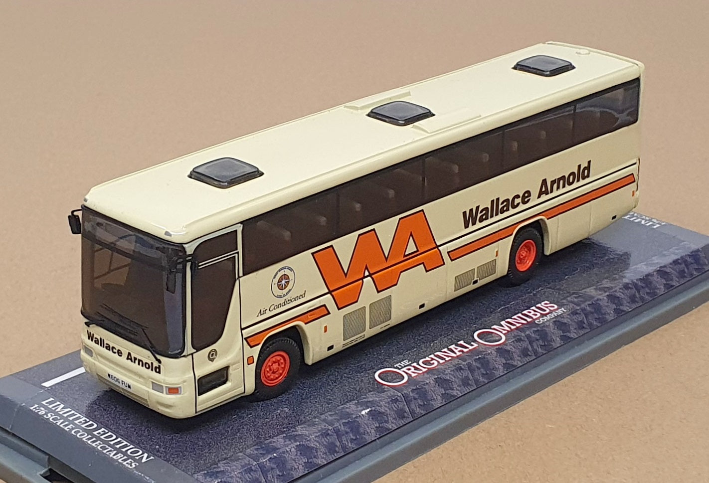 Corgi 1/76 Scale OM43301 - Plaxton Premier Coach Wallace Arnold - Cream
