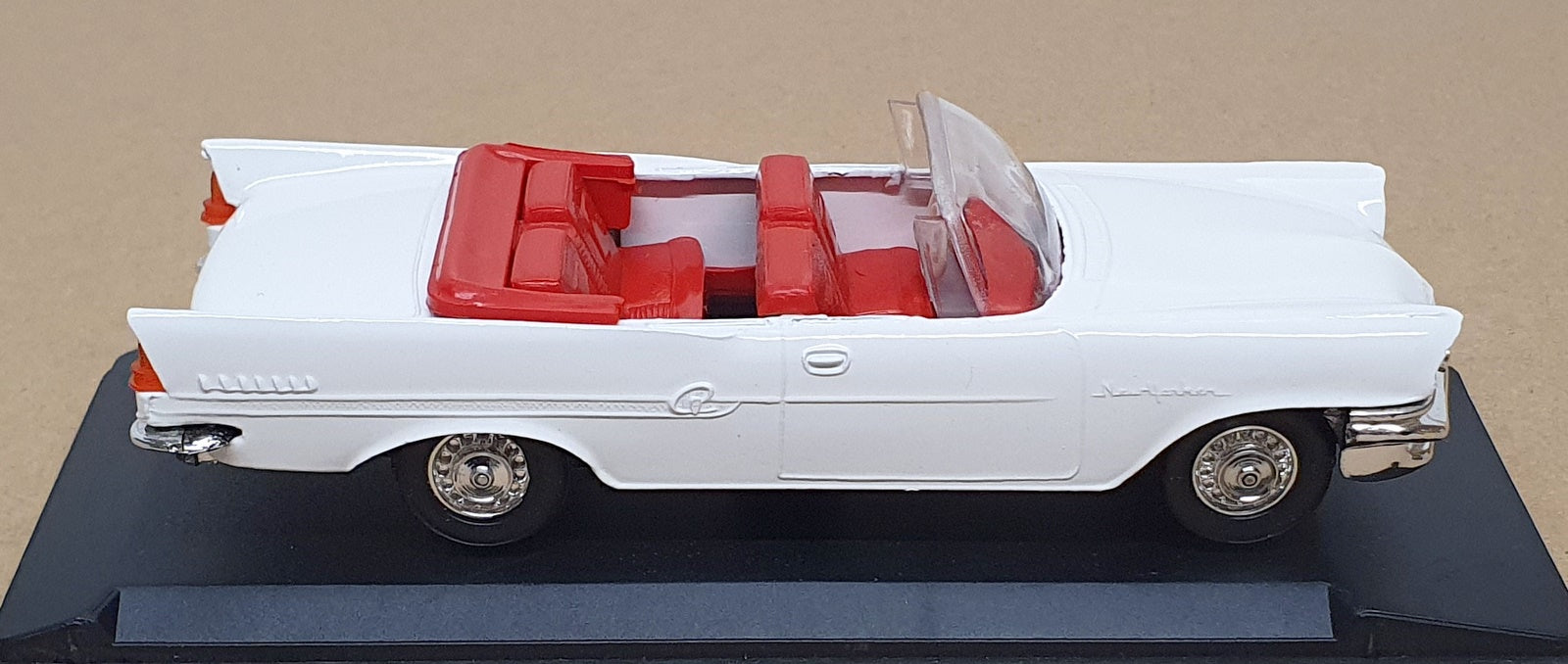 Eligor 1/43 Scale Diecast 1100 - 1958 Chrysler Newyorker Cabriolet - White