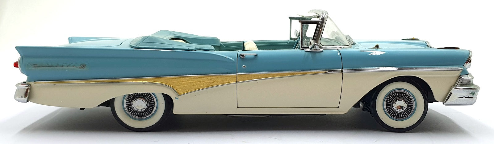 Sun Star 1/18 Scale Diecast 5261 - 1958 Ford Fairlane 500 Open Convertible