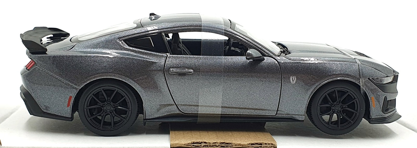 Maisto 1/24 Scale Diecast 32925 - 2024 Ford Mustang Dark Horse - Dark Grey