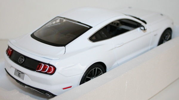 Maisto 1/18 Scale Diecast 38133 - 2015 Ford Mustang GT - White