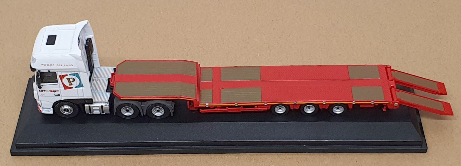 Oxford Diecast 1/76 Scale 76DXF007 DAF XF Euro 6 Semi Low Loader Pollock - White