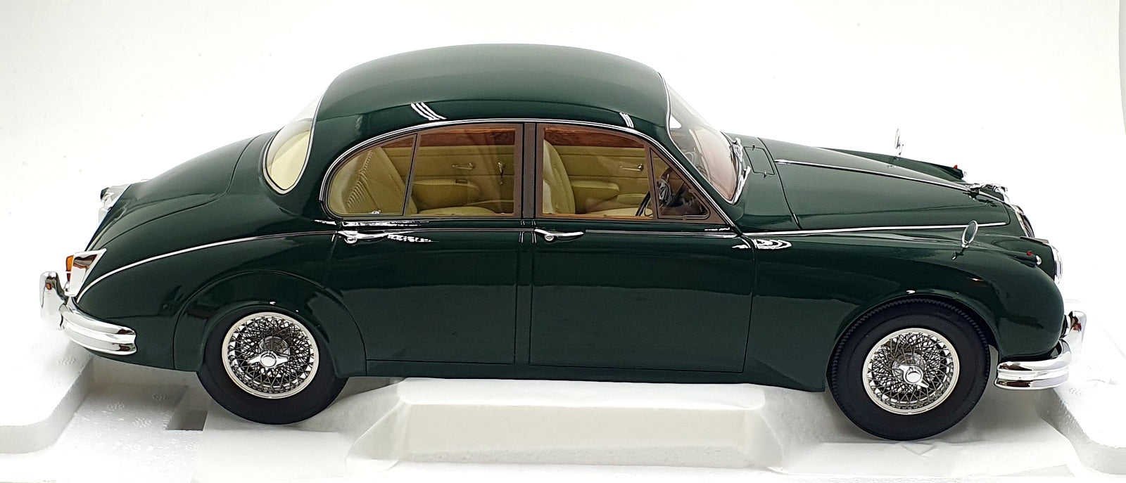 12 Art 1/12 Scale Resin 12ART1001052 - 1959-1968 Jaguar MKII - Green