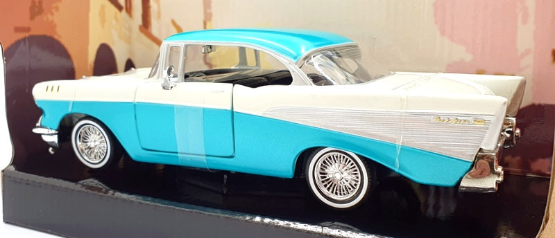 Motor Max 1/24 Scale 79029 - 1957 Chevy Bel Air - Turquoise/Cream