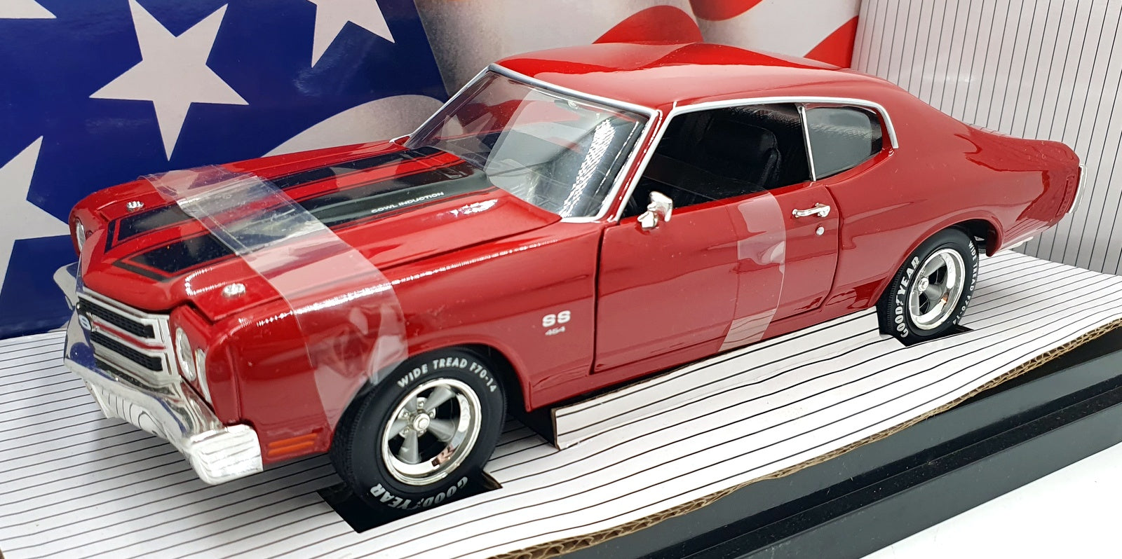 Ertl 1/18 Scale 33567 - 1970 Chevrolet Chevelle SS454 LS6 - Red/Black Stripes