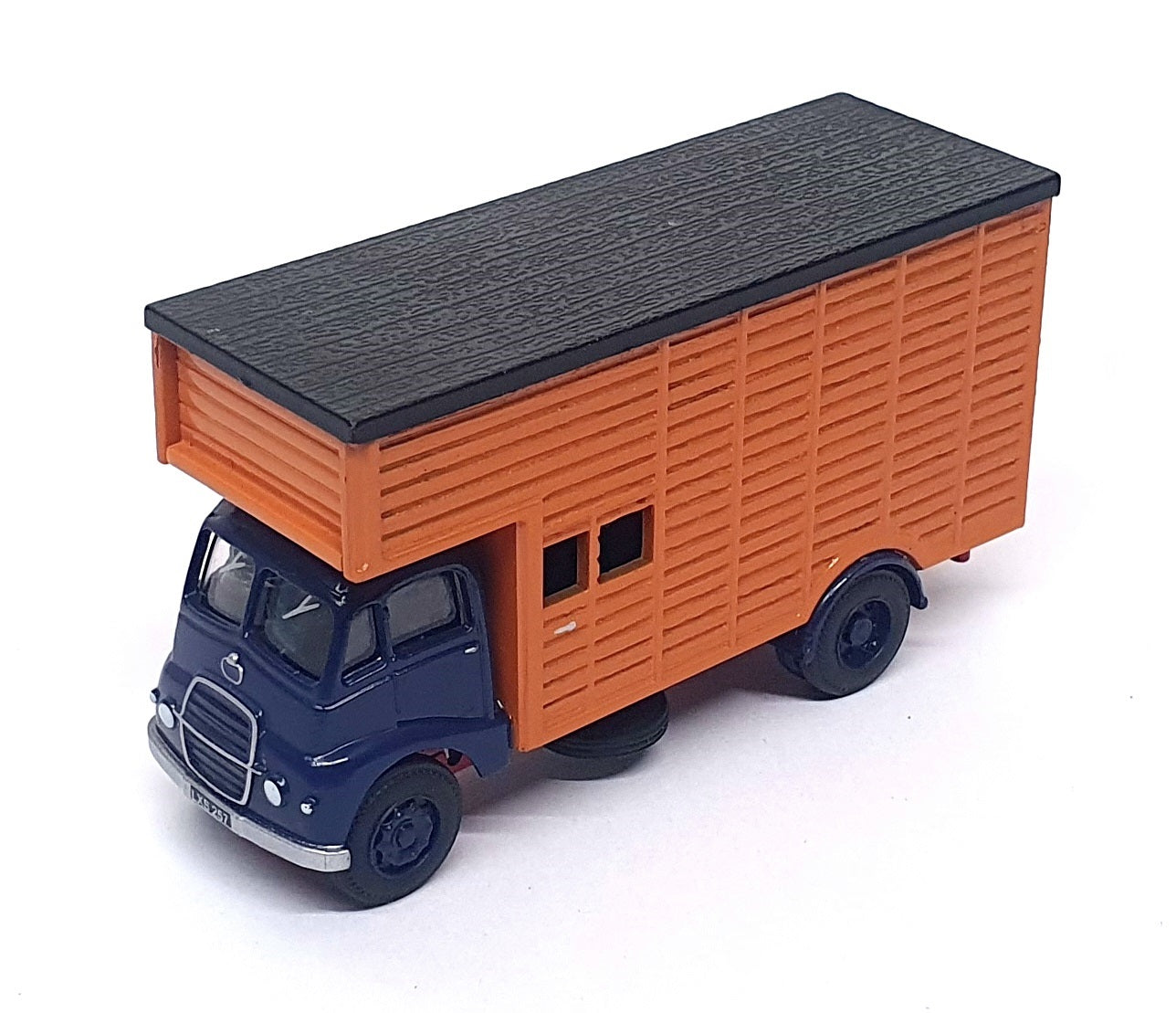 Base Toys 1/76 Scale GW-X10 - Guy Warrior Horsebox Truck - Blue/Tan