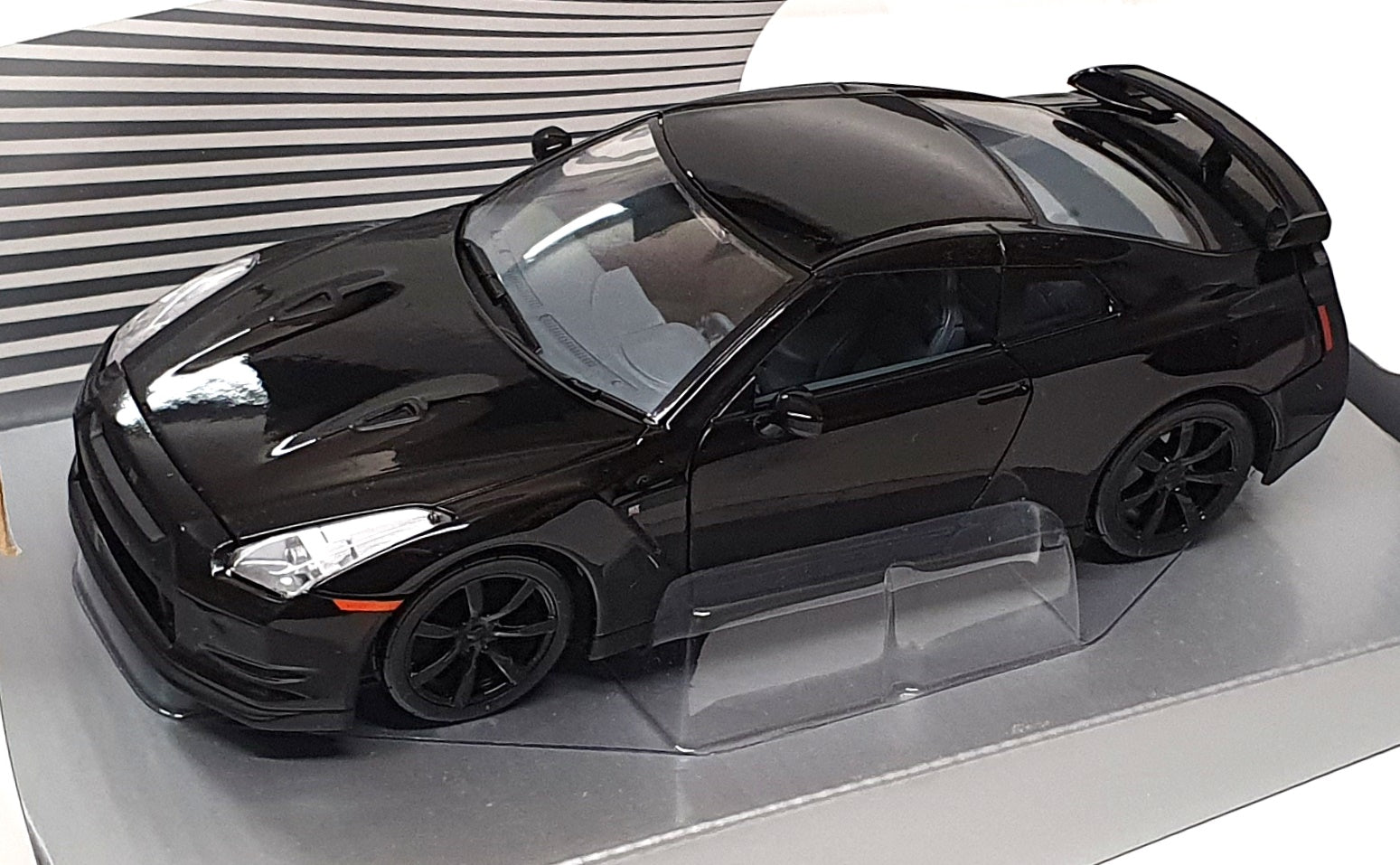 Schuco 1/24 Scale Diecast 40 333 1022 - Nissan GT-R (R35) - Black