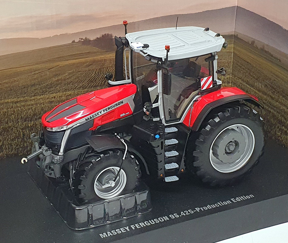 Universal Hobbies 1/32 Scale UH6710 - Massey Ferguson 9S.425