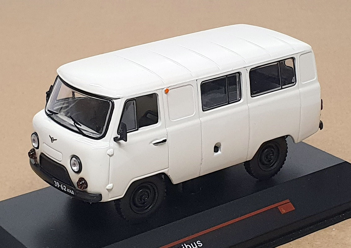 IST Models 1/43 Scale Diecast IST021 - 1980 UAZ 452 Minibus - White — R ...