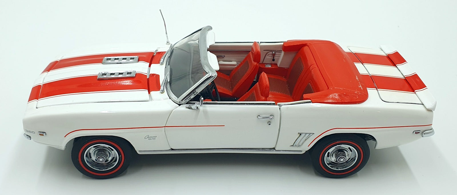 Danbury Mint 1/24 Scale DMCHEV69 - 1969 Chevrolet Camaro SS - White/Red