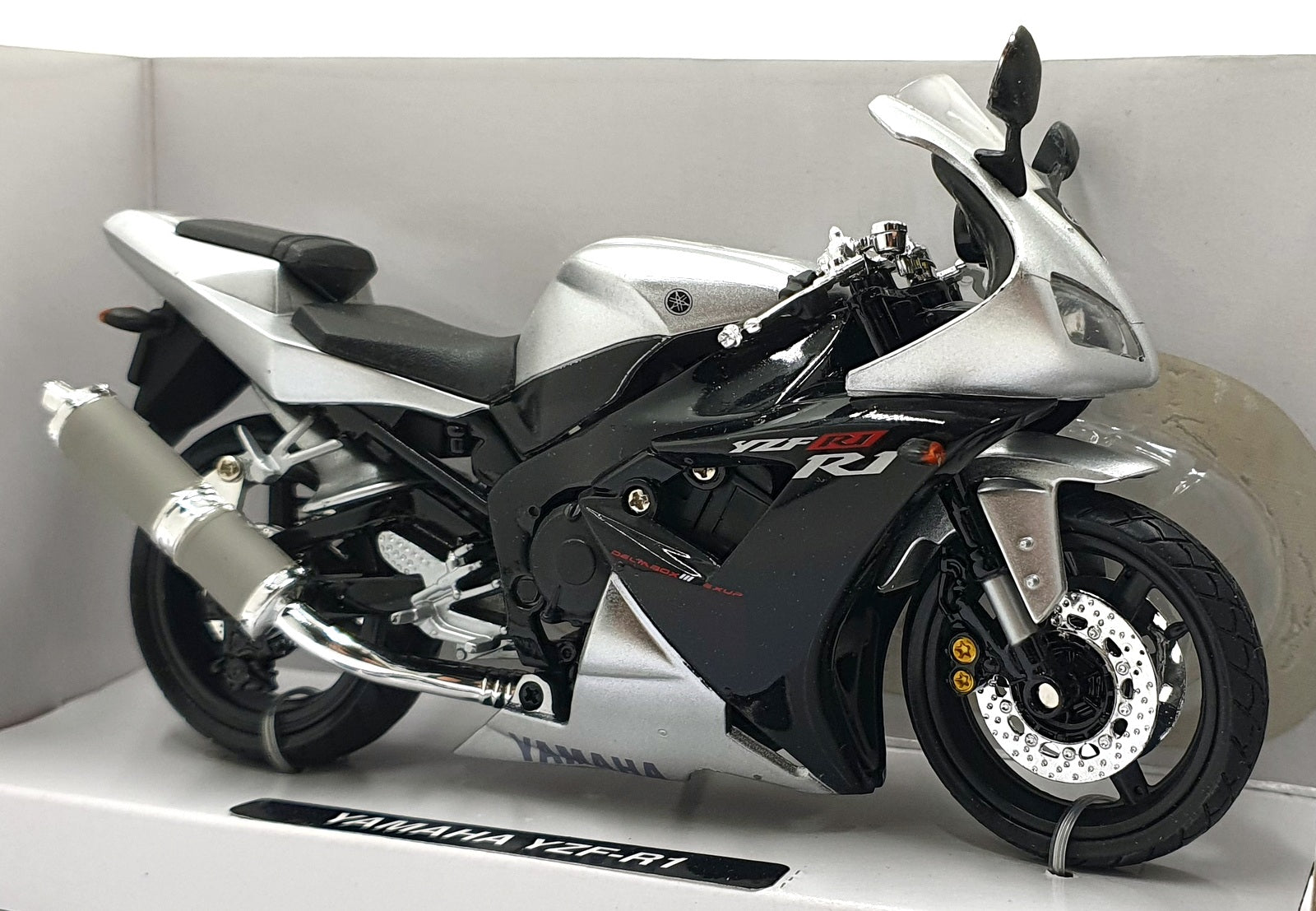 New Ray 1/12 Scale Diecast 53793 - Yamaha YZF-R1 - Black/Silver