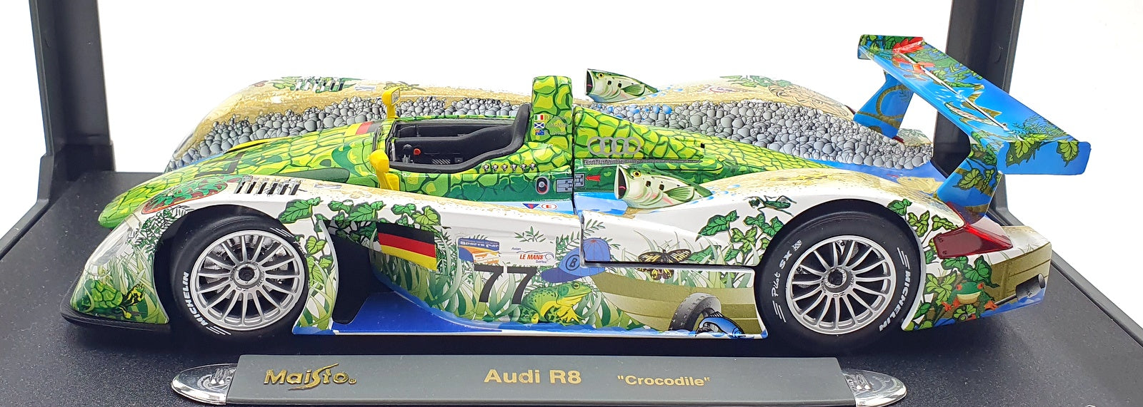 Maisto 1/18 Scale Diecast 35899 - Audi R8 Crocodile Asian Le Mans series #77