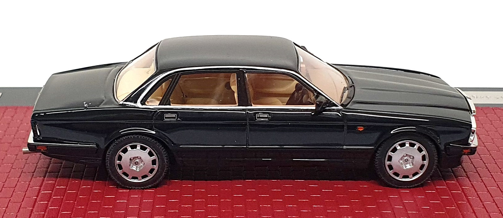 Matrix 1/43 Scale MX41001-263 - 1990-94 Jaguar XJR (XJ40) - Green