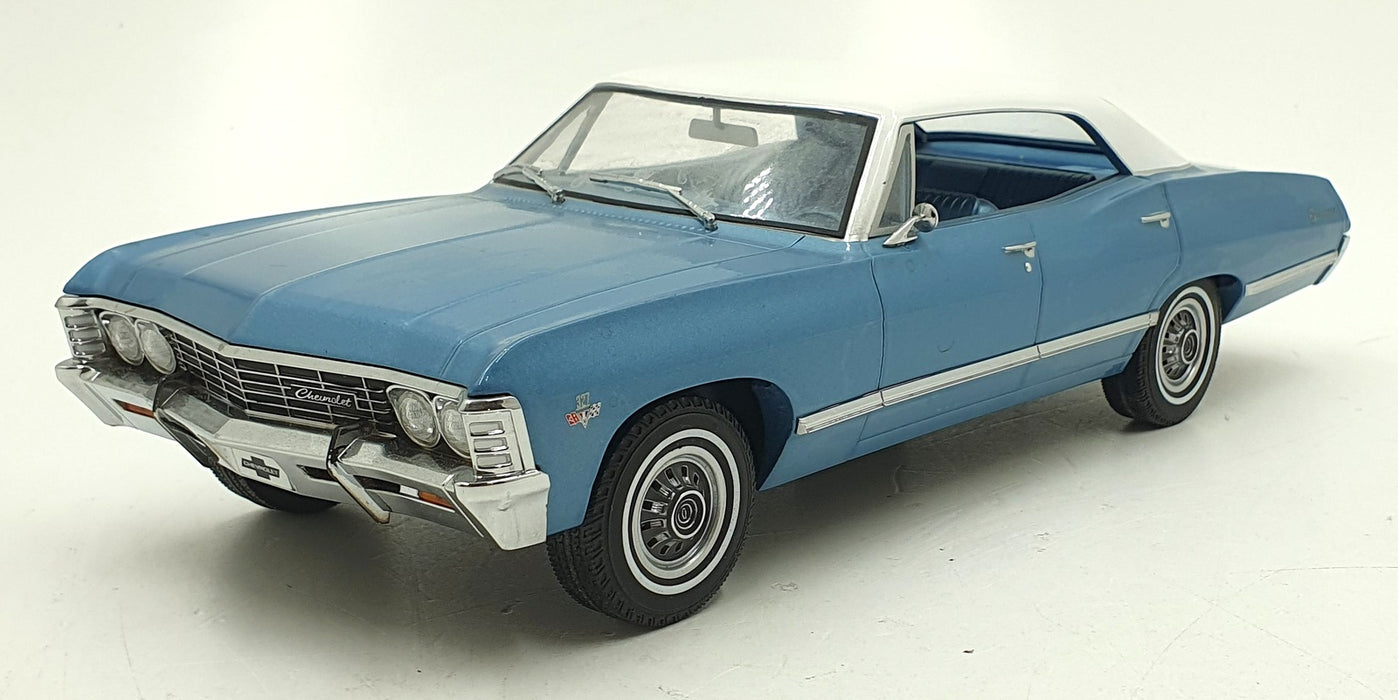 Greenlight 1/18 Scale Diecast 19008 1967 Chevrolet Impala Sport Sedan Blue/White