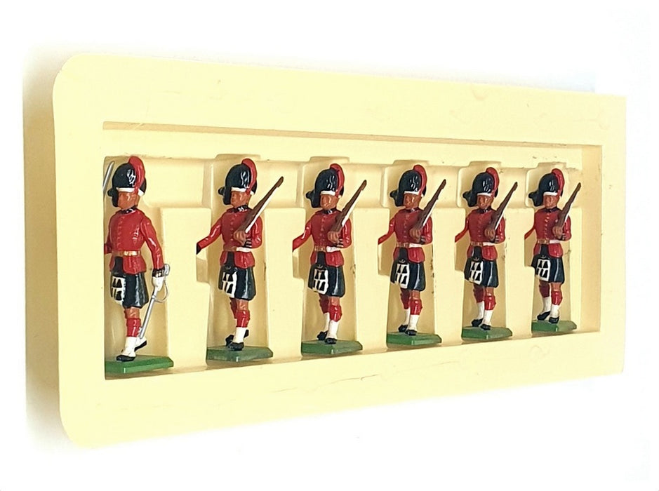 Britains Toy Soldiers 54mm 7235 - 6 Black Watch Highlanders