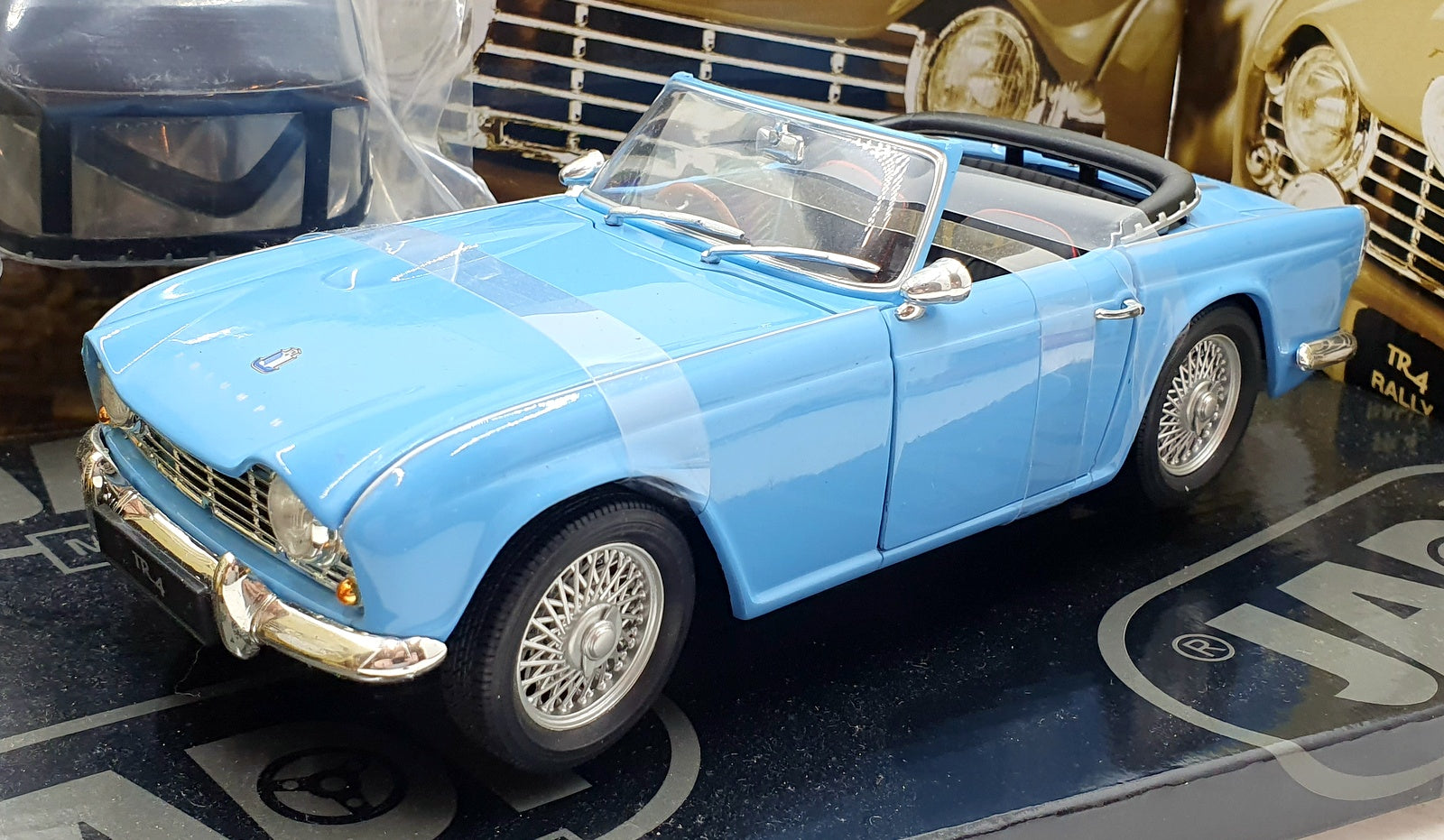 Jadi 1/18 Scale Diecast 98091 - Triumph TR4 - Powder Blue