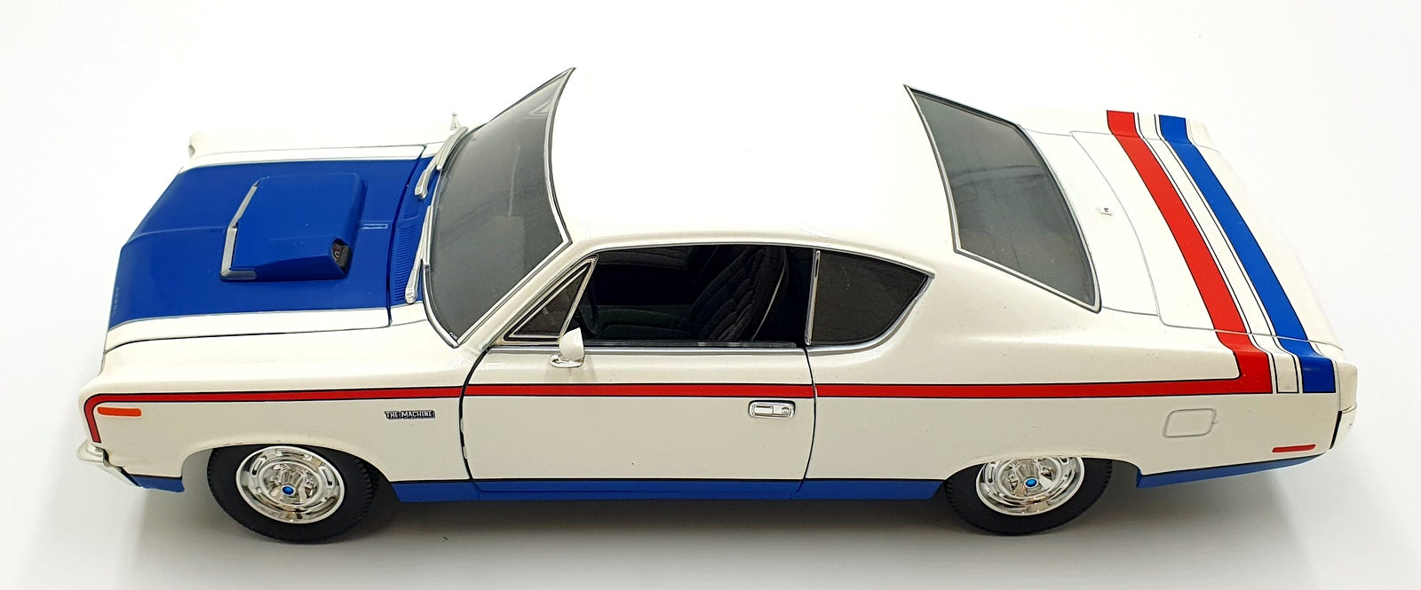Road Signature 1/18 Scale Diecast 15126V - 1970 AMC Rebel - White/Red/Blue