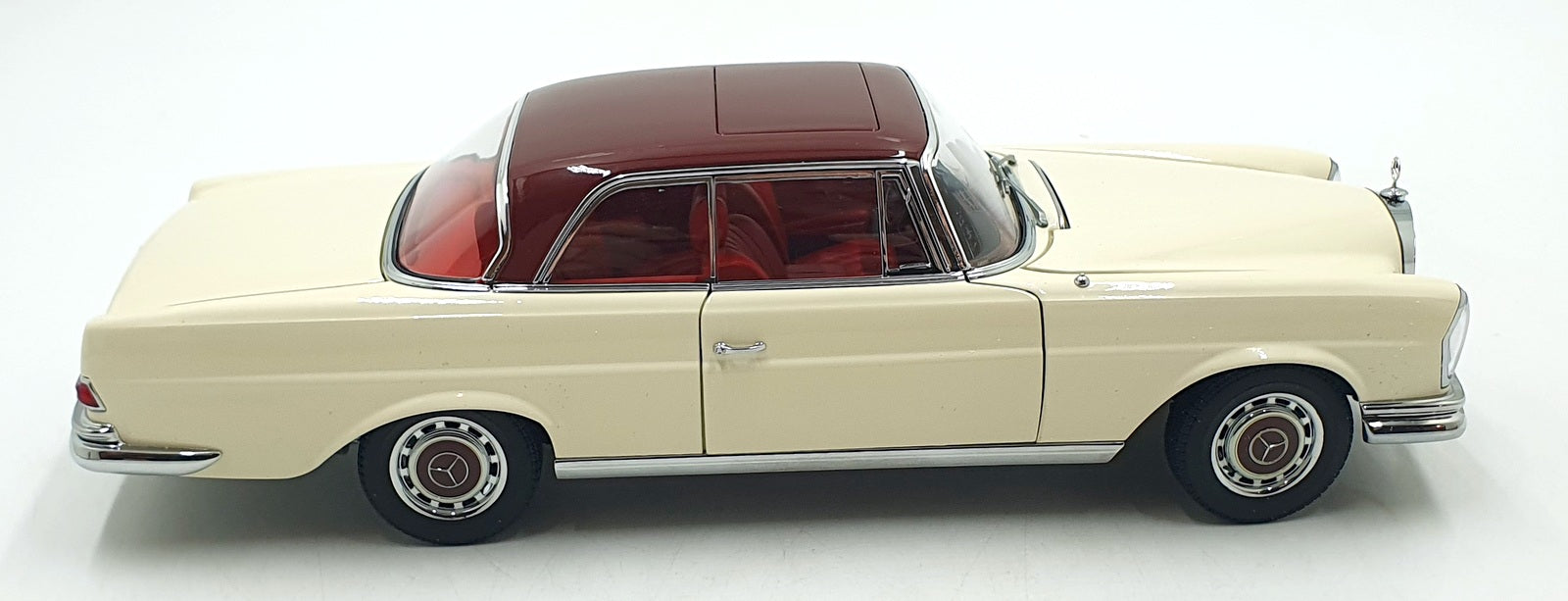 Autoart 1/18 Scale 76287 - Mercedes Benz 280 SE Coupe 1968 - White/Red