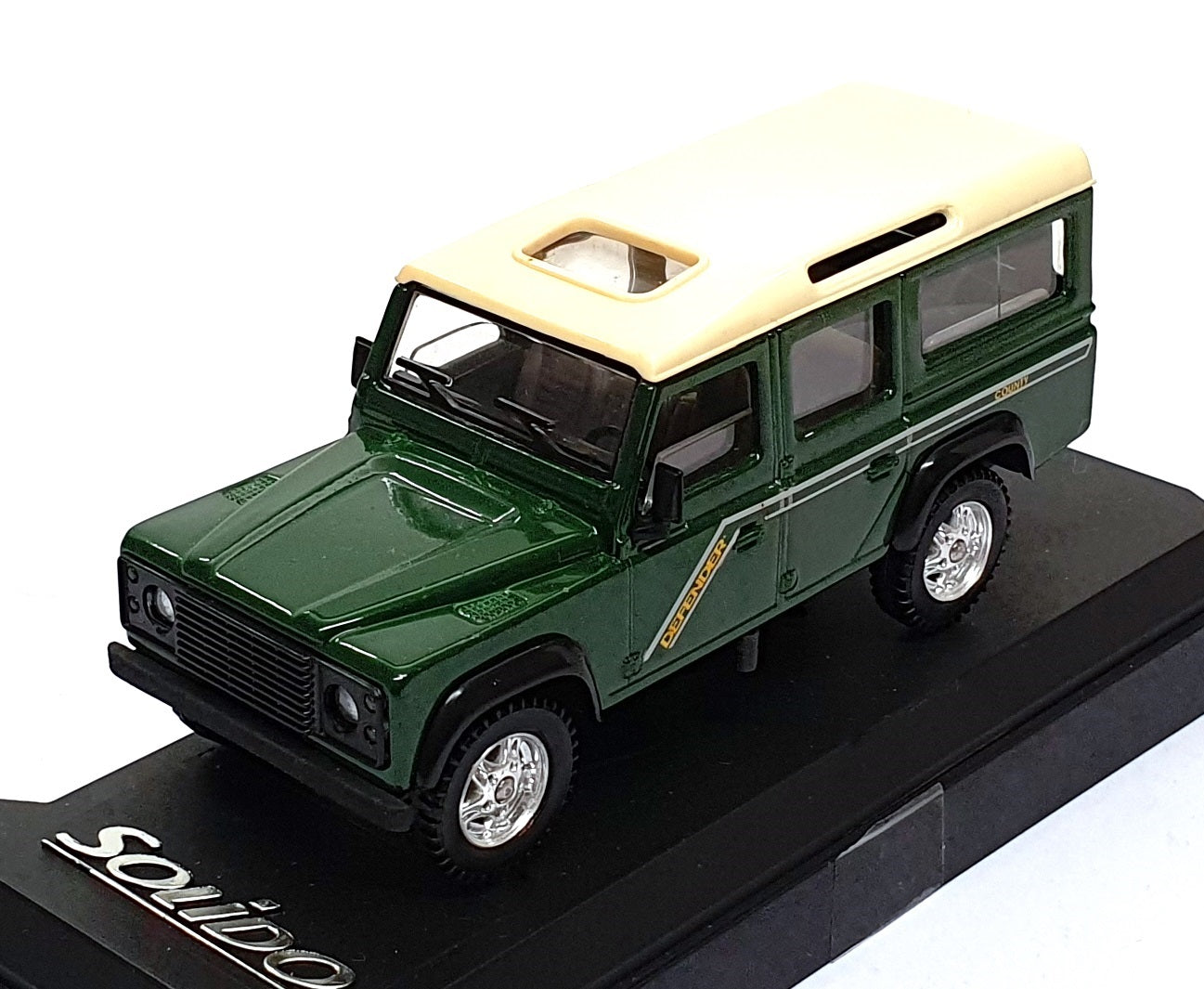 Solido 1/43 Scale 1543 - Land Rover Defender County - Green/White