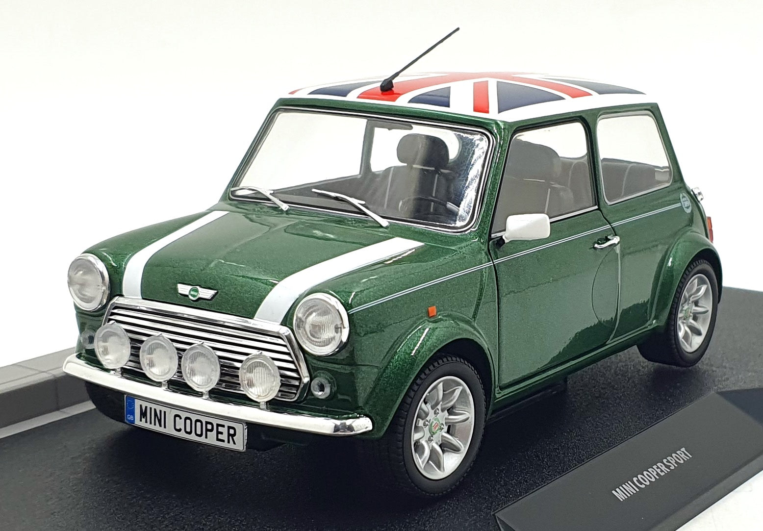 Solido 1/18 Scale S1800612 - 1997 Mini Cooper Sport - Racing Green