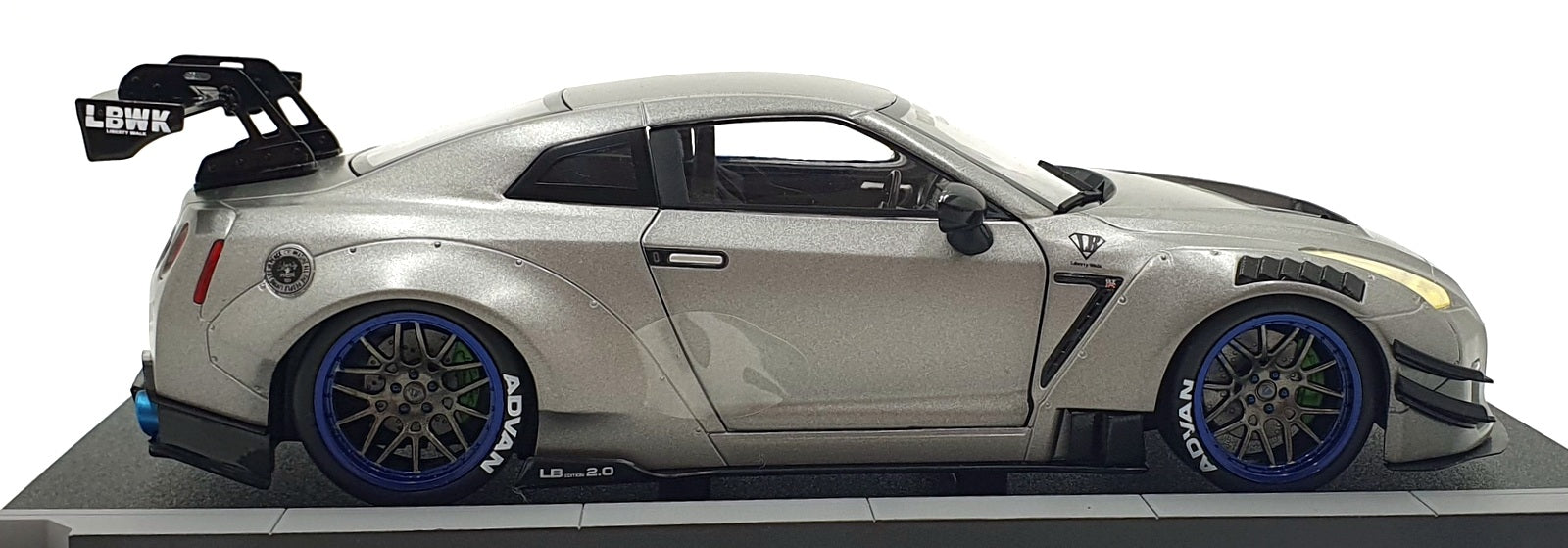 Solido 1/18 Scale S1805815 - Nissan GT-R (R35) LWB 2.0 - Silver