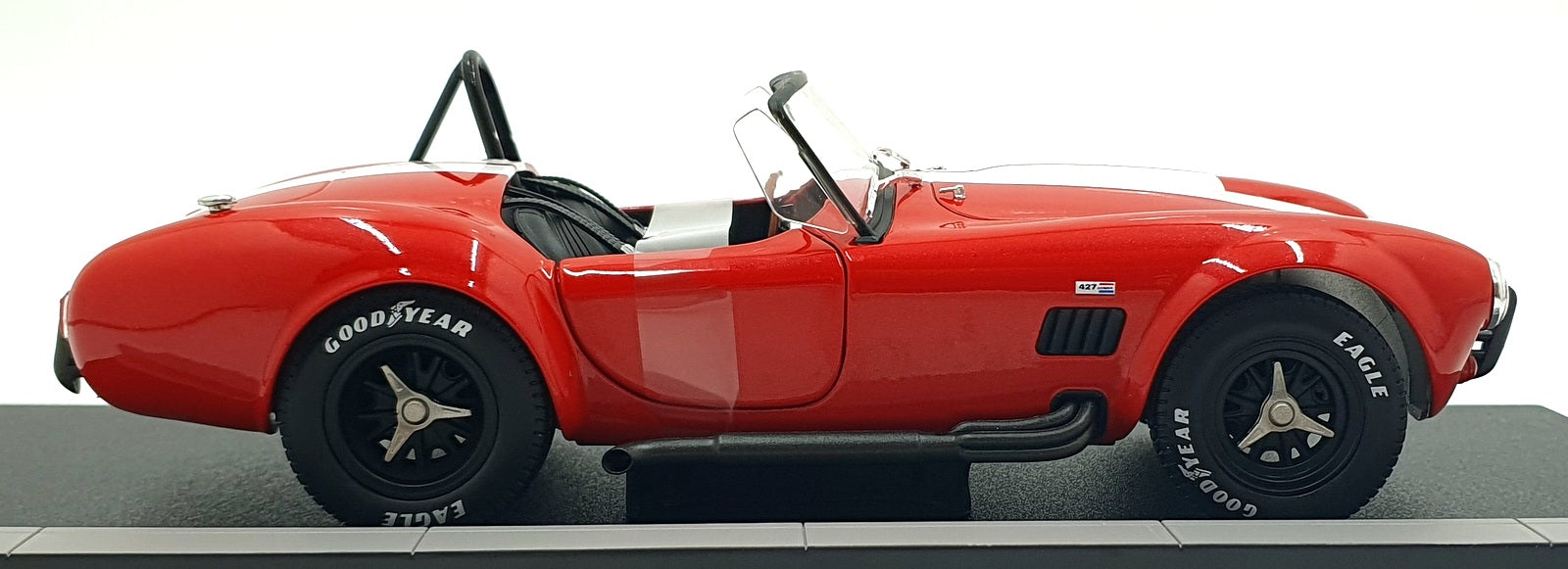 Solido 1/18 Scale S1804911 - 1965 Shelby Cobra 427 MKII - Red