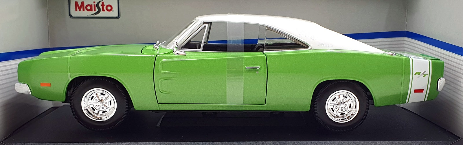 Maisto 1/18 Scale Diecast 31387 GN - 1960 Dodge Charger R/T - Green/White