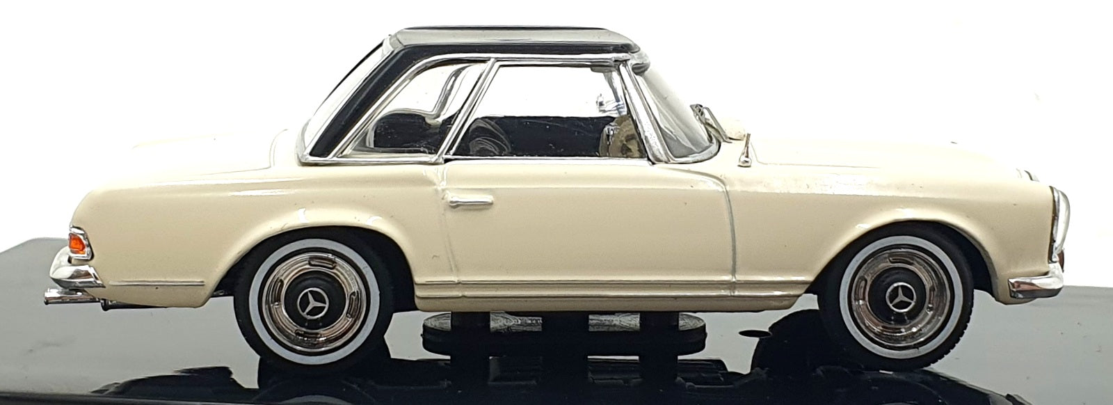 Ixo 1/43 Scale Diecast CLC617N.22 - 1964 Mercedes 230 SL (W113) Hardtop