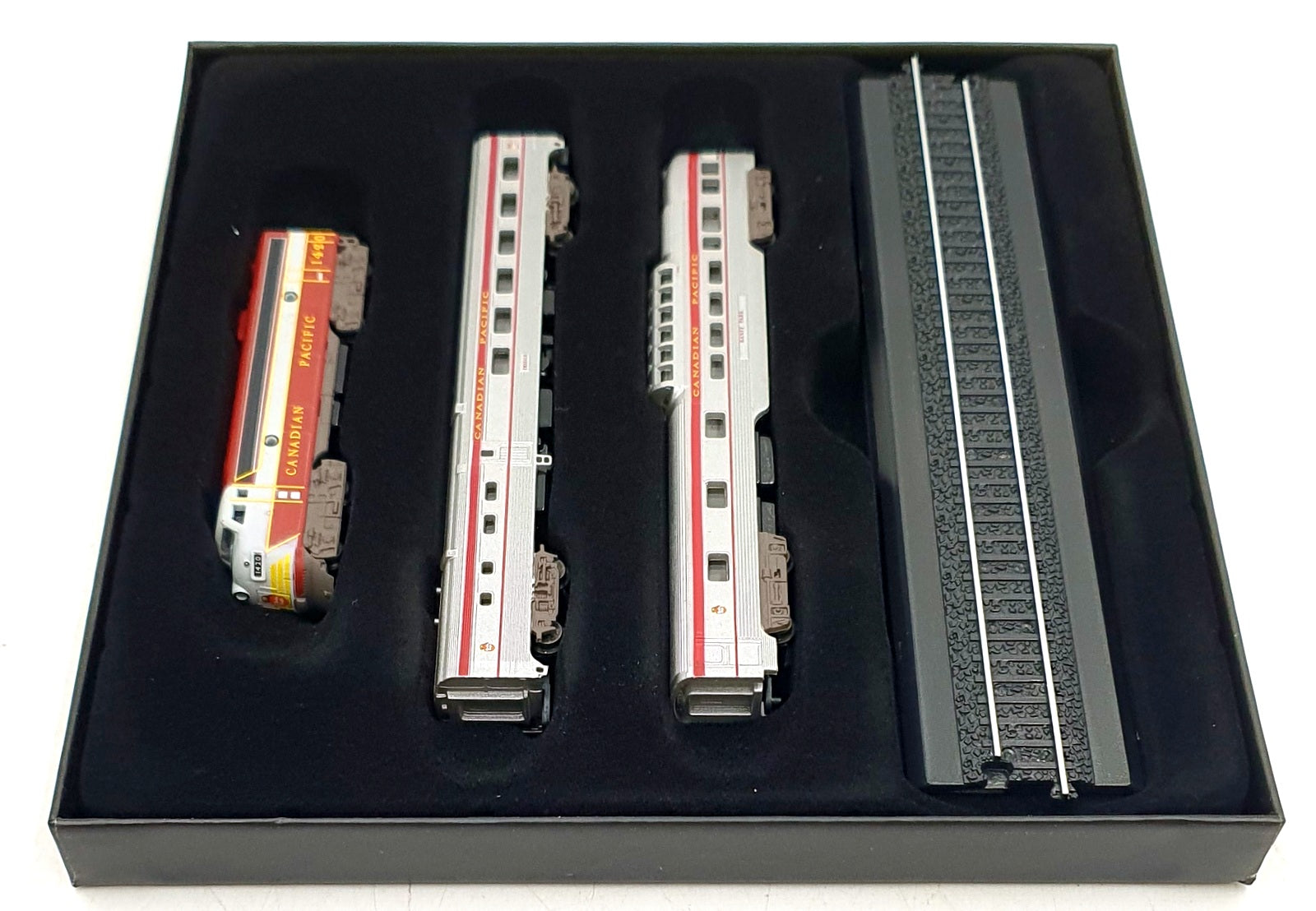 Atlas 1/220 Scale Static Model 7 165 124 The Canadian Pacific Train & 2 Coaches