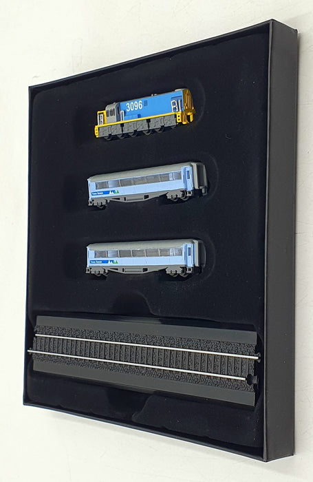 Atlas 1/220 Scale Static Model 7 165 121 - Tranzalpine Train & 2 Coaches