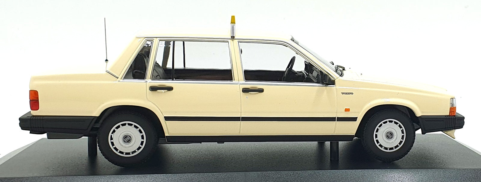 Minichamps 1/18 Scale Diecast 155 171792 - 1986 Volvo 740 GL - Taxi Germany