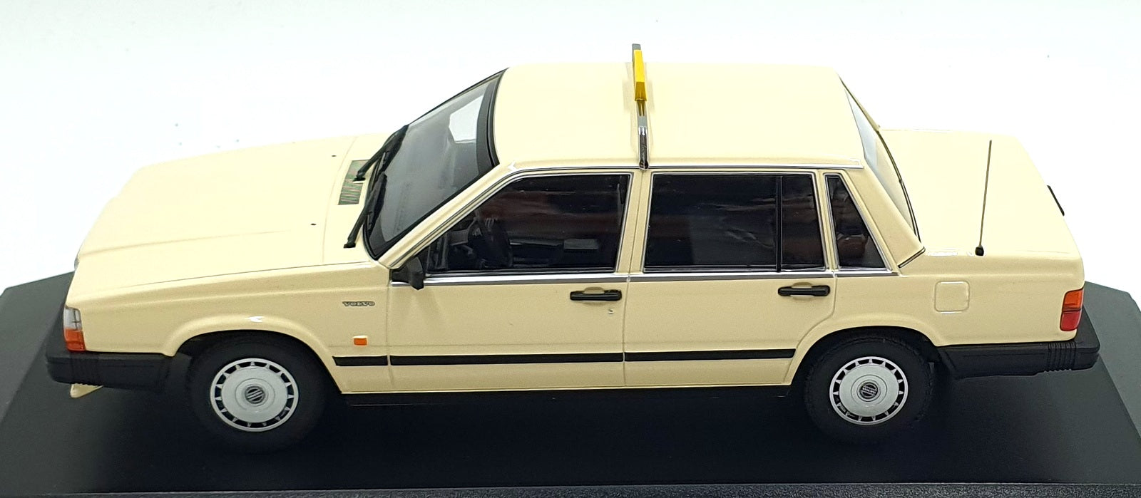 Minichamps 1/18 Scale Diecast 155 171792 - 1986 Volvo 740 GL - Taxi Germany