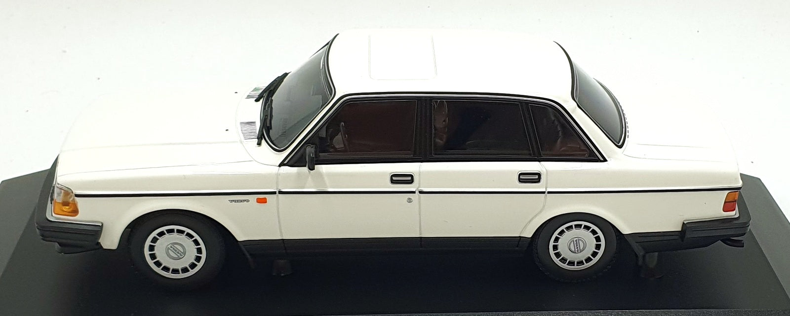 Minichamps 1/18 Scale Diecast 155 171402 - 1986 Volvo 240 GL - White