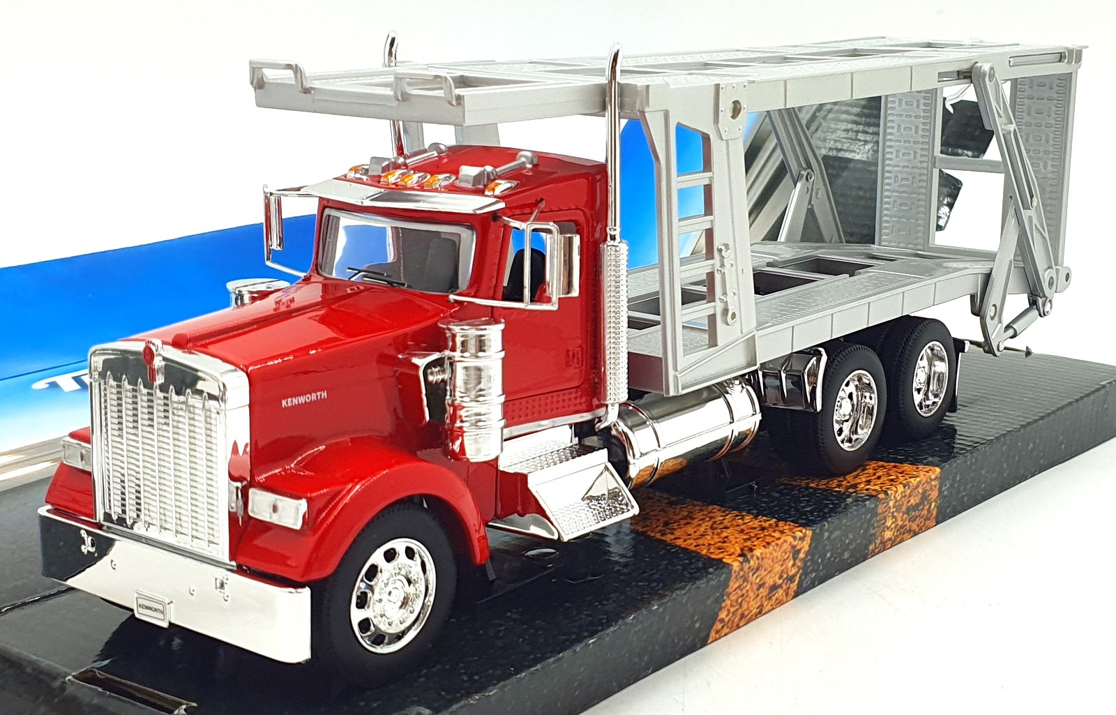 Welly 1/32 Scale 32661W - Kenworth W900 Transporter Truck - Red/Silver