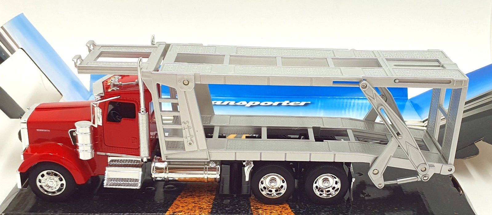 Welly 1/32 Scale 32661W - Kenworth W900 Transporter Truck - Red/Silver