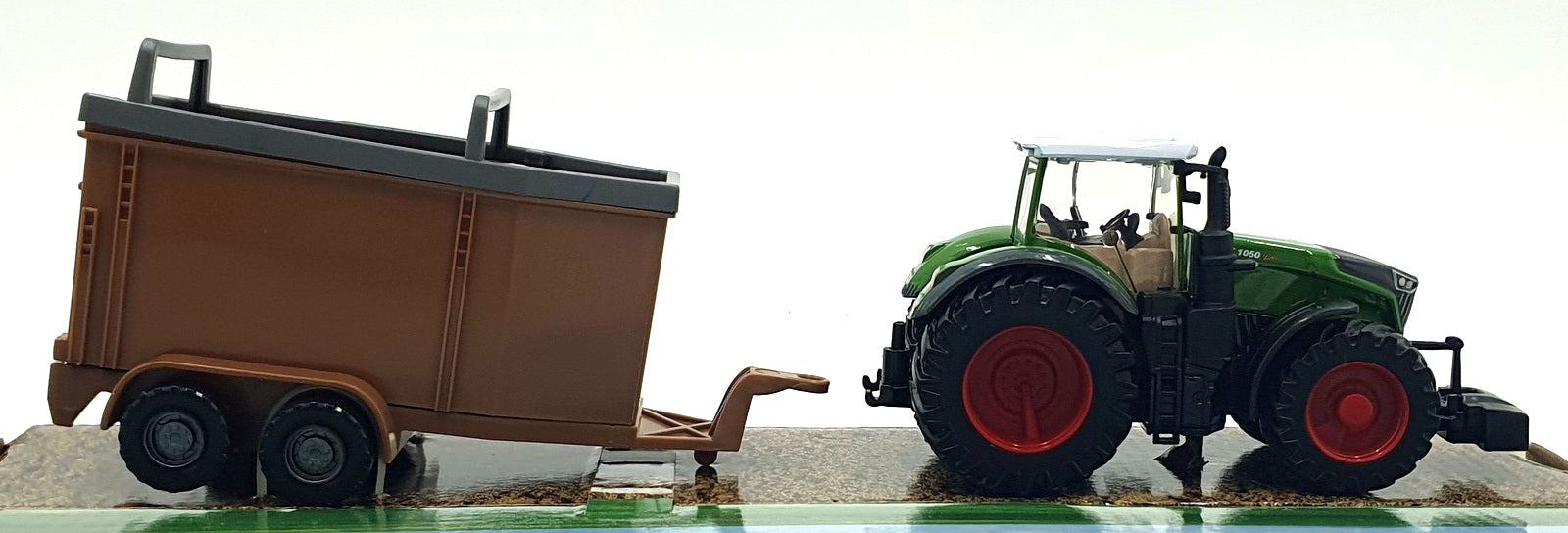 Burago 1/50 Scale 18-31652 Fendt 1050 Vario Tractor Livestock Transport Trailer