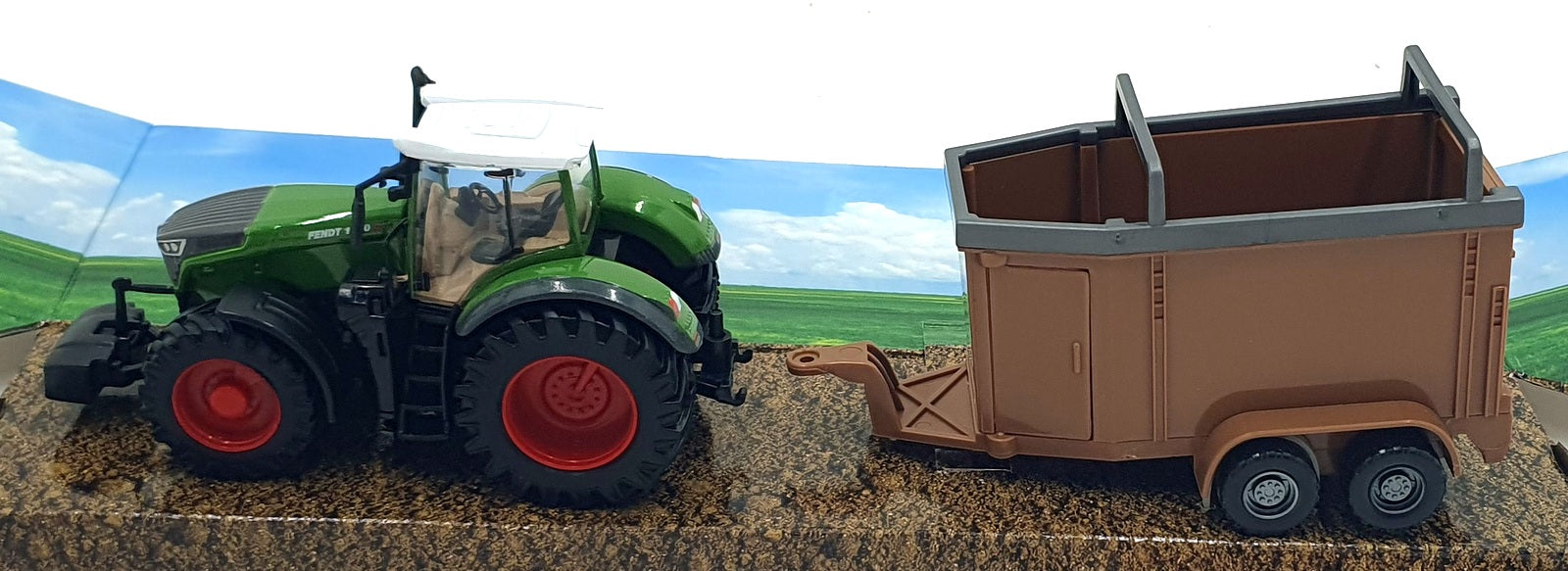 Burago 1/50 Scale 18-31652 Fendt 1050 Vario Tractor Livestock Transport Trailer
