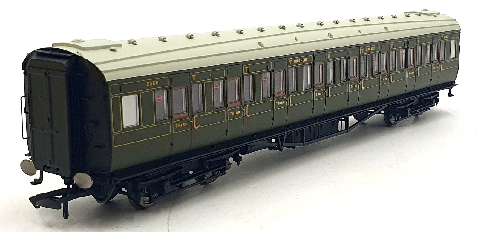 Hornby OO Gauge (1/76) R 4297B - SR Maunsell Corridor 3rd Class Coach '2350'
