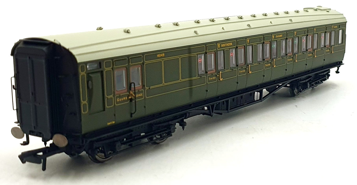 Hornby OO Gauge (1/76) R 4300B - SR Maunsell 6 Compartment Brake '4049'