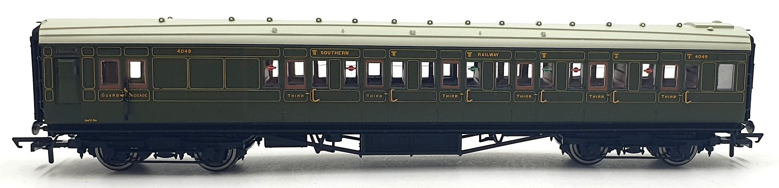 Hornby OO Gauge (1/76) R 4300B - SR Maunsell 6 Compartment Brake '4049'